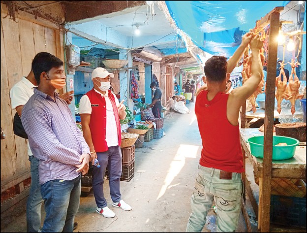 A poultry dealer flouting the odd-even system of opening shops at New Market in Dimapur on April 29 being made to close his shop for the day. New Market GB Khekishe Aye, along with New Market Business Owner's Association volunteers shut more than 10 shops in the market for flouting the directives. Khekishe said defaulters were strictly cautioned and added that the articles will be seized in the event of a second offence. He informed that such checking will be conducted daily. (Morung Photo)
